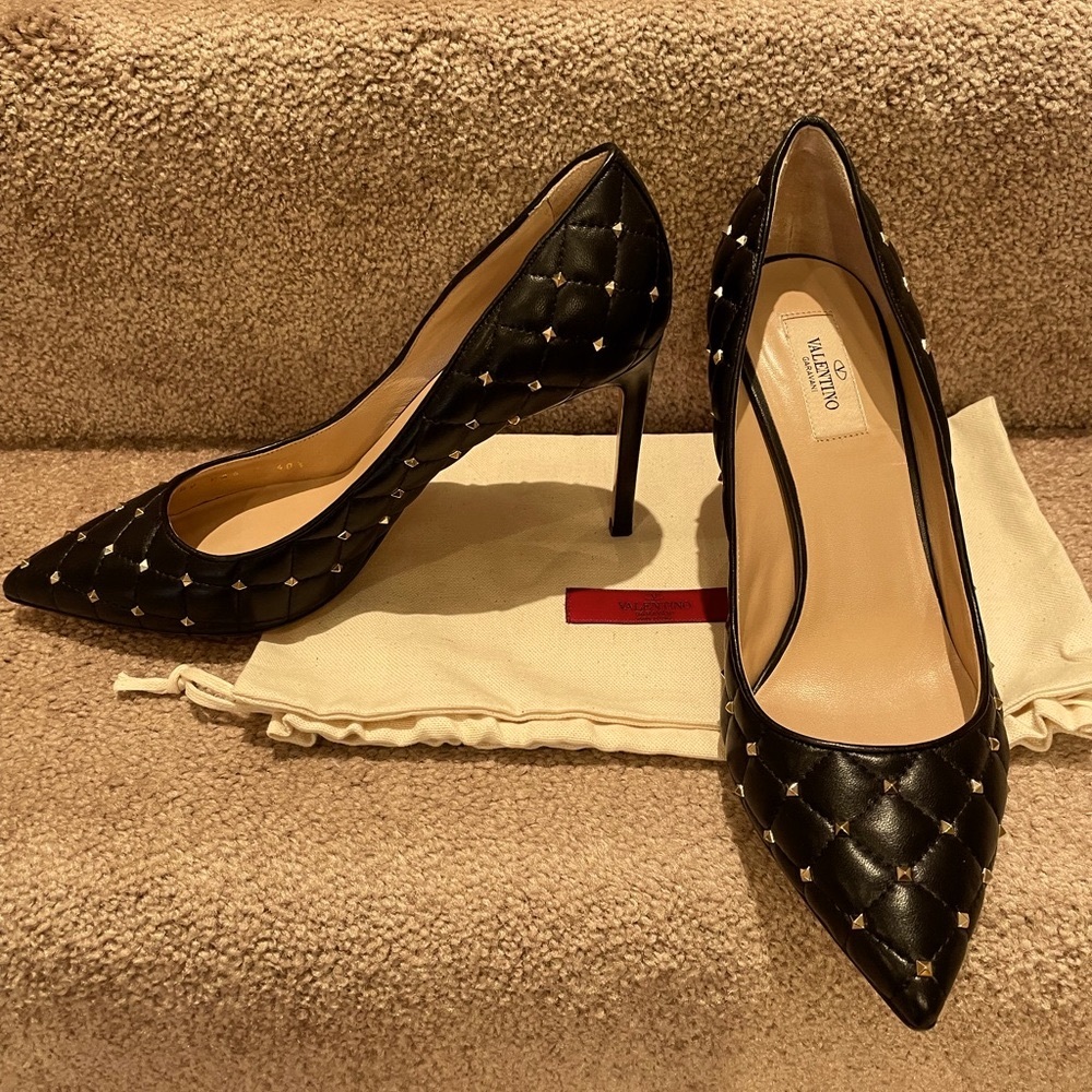 NIB Valentino Garavani black quilted leather studded Rockstud Pump; size 40.5